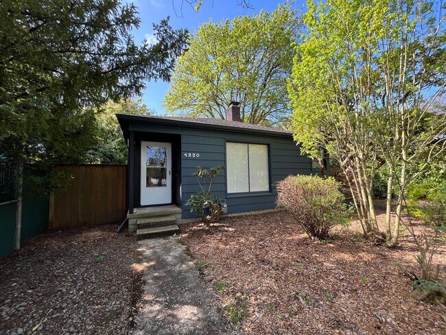 Foto del edificio - Wonderful 2 Bd 1 Ba home in Woodstock! Covered driveway, Large yard and Shop/Shed !!!