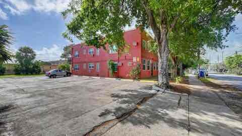 Building Photo - 921 N 19th Ave