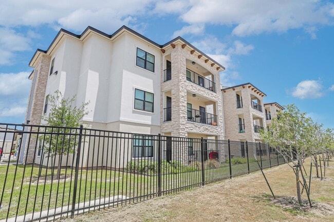 Foto del edificio - Avanti Legacy Emerald Point Apartments