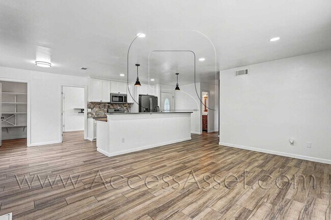 Foto del edificio - Beautiful Single Story 4 Bed/2 Bath Home In Santee, San Diego!