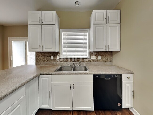 Building Photo - 105 Woodland Dr