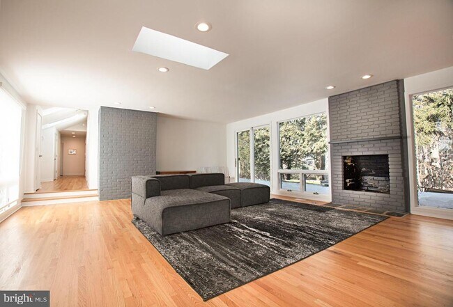Foto del edificio - 92 Overbrook Dr