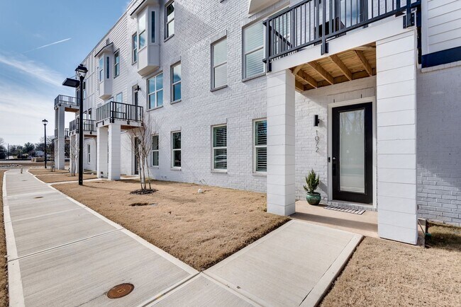 Foto del edificio - Gorgeous 3/3.5 Townhome Minutes From Downt...