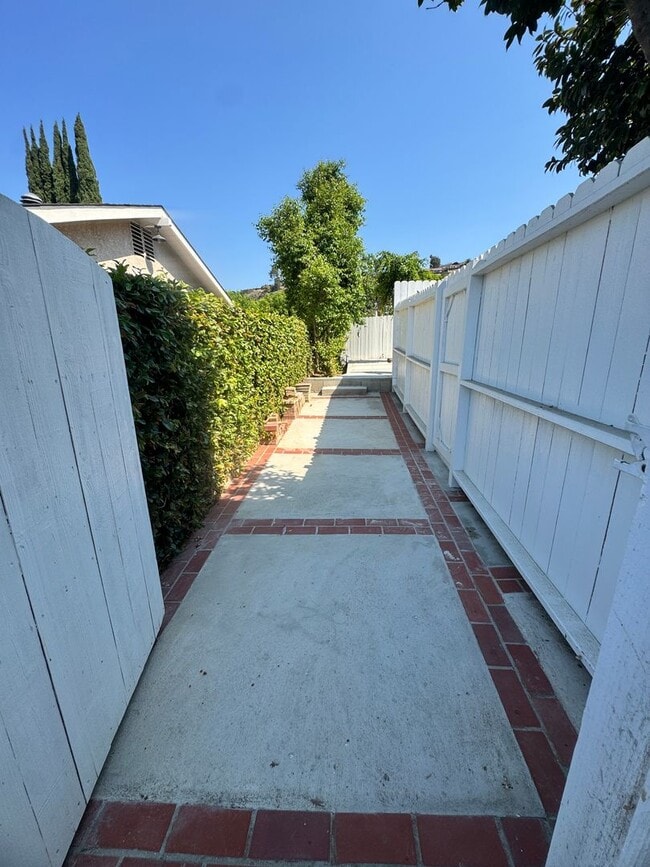 Building Photo - Spacious 2-Bedroom, 2-Bath Apartment for R...