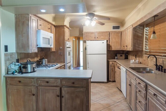 Building Photo - 3700 Sierra Ct