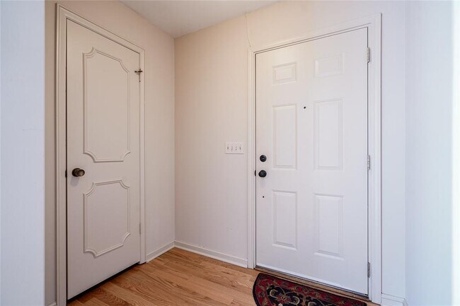 Building Photo - 6327 Glenbrook Ct