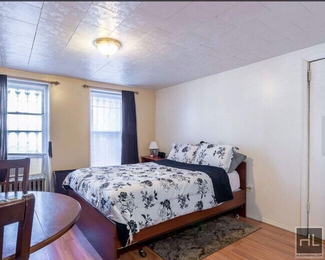 Foto del edificio - LARGE AND BRIGHT STUDIO  CHAUNCEY STREET/ ...