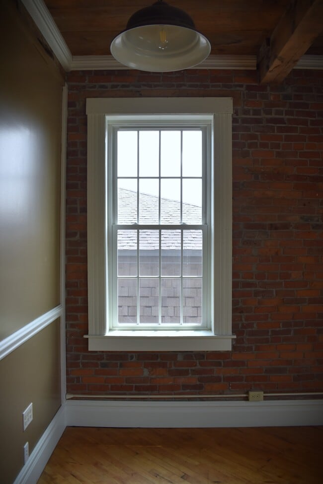 Building Photo - 270 Pleasant St