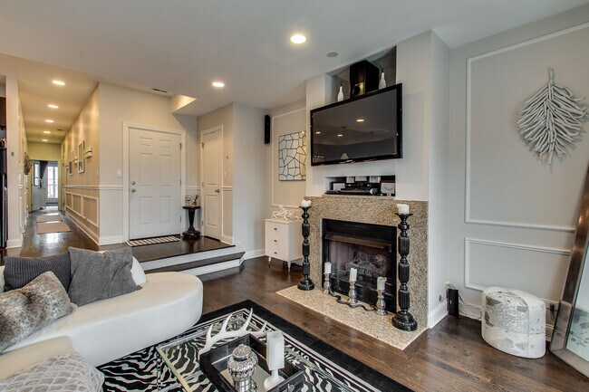 Building Photo - 1406 W Grand Ave