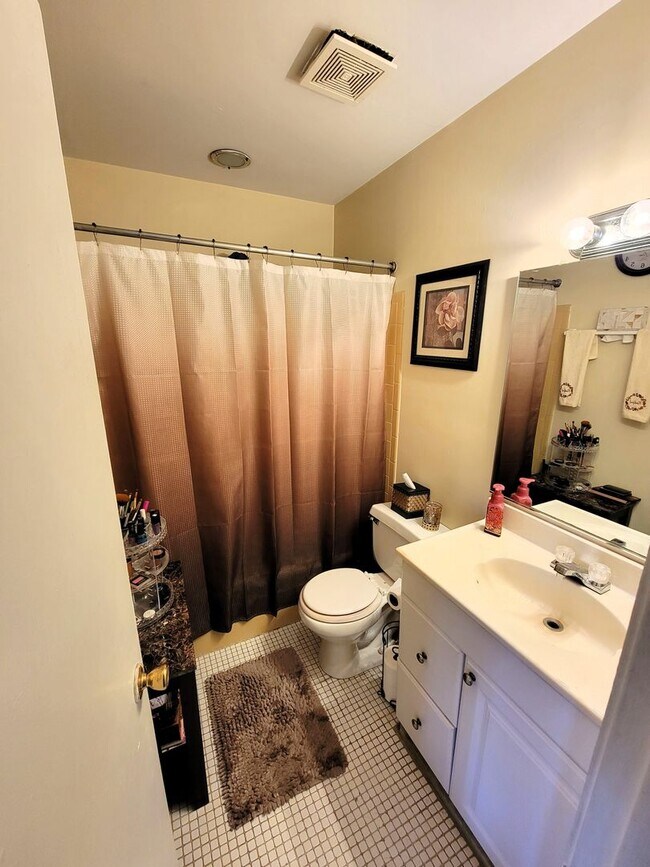 Building Photo - 800 Roehampton Ct