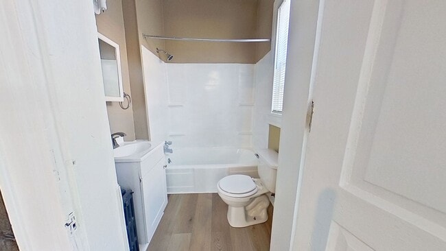 Building Photo - Charming First Floor Apartment