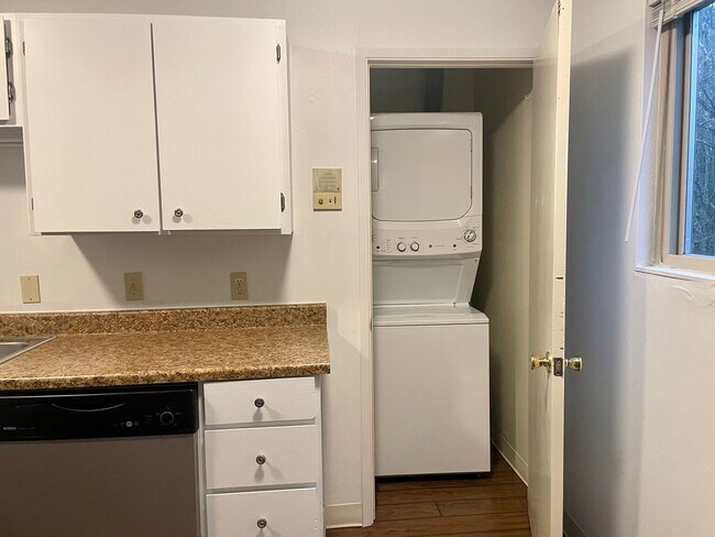 Foto del edificio - Updated Top Floor 2-Bed with Washer/Dryer,...