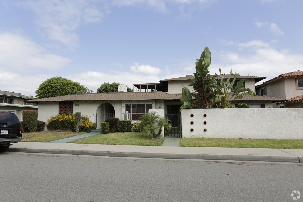 Building Photo - 2605 E Almond Ave