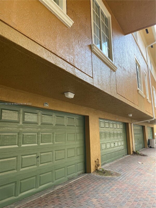 Building Photo - 2961 NE 185th St