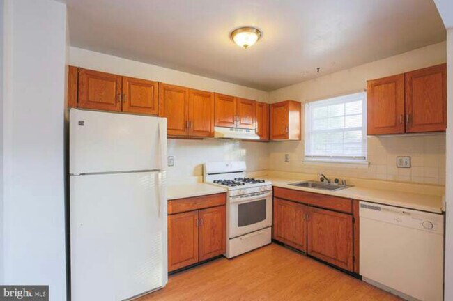 Building Photo - This Beautiful 3 bedroom home has a finish...