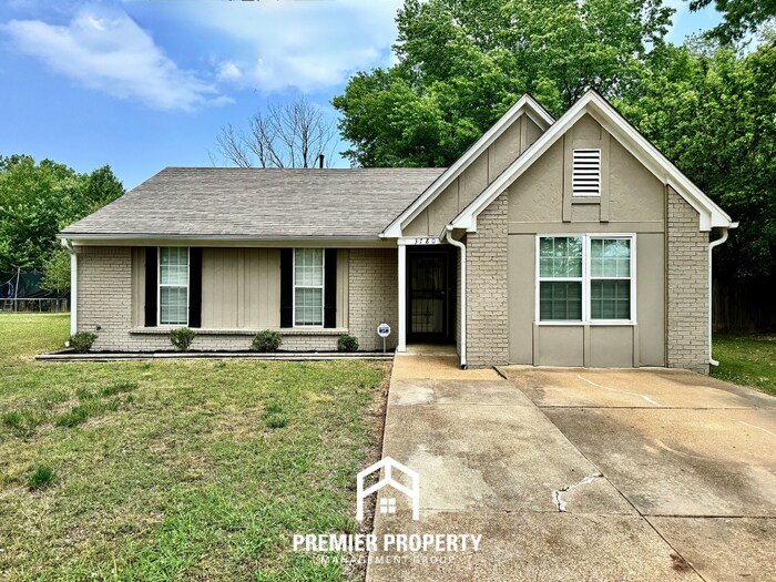 Spacious 4BR/2BA in DeSoto Village | High Ceilings, Hardwood Floors & Fenced Yard - Spacious 4BR/2BA in DeSoto Village | High Ceilings, Hardwood Floors & Fenced Yard