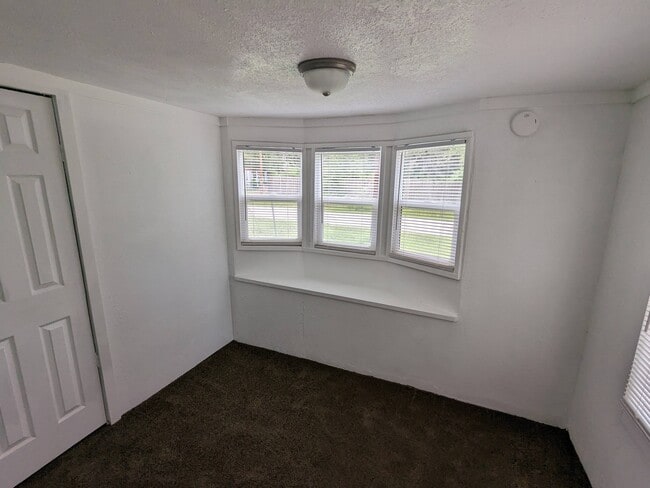 Building Photo - 300 Royal Way