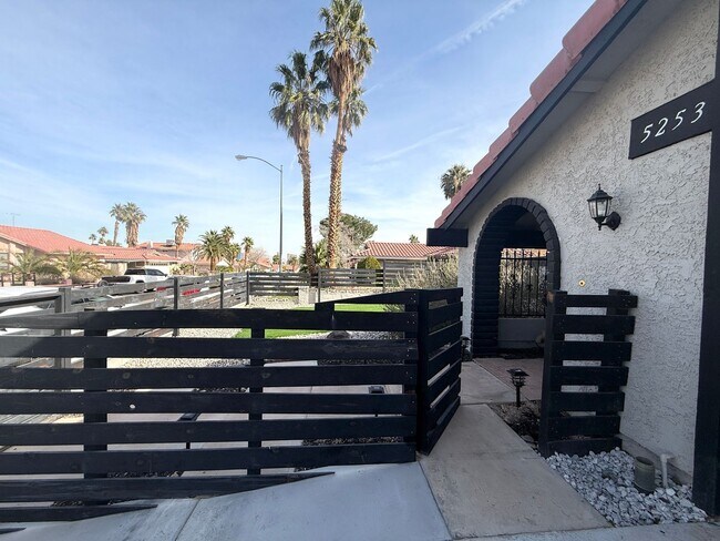 Foto del edificio - Fully Furnished 4 Bedroom Home! NO HOA! Park up to 6 vehicles! Pool and Spa! Close to Spring Moun...