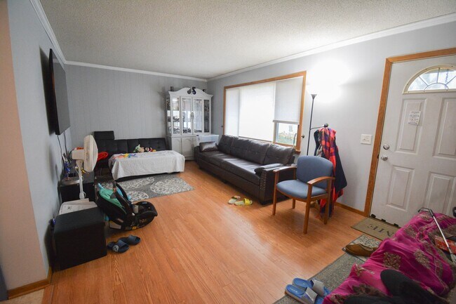 Building Photo - 3bed 2bath Available For Rent in Easy Access Area!