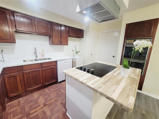 Building Photo - 11110 High Star Dr