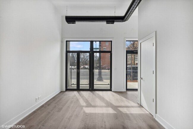 Building Photo - 3332 W Irving Park Rd
