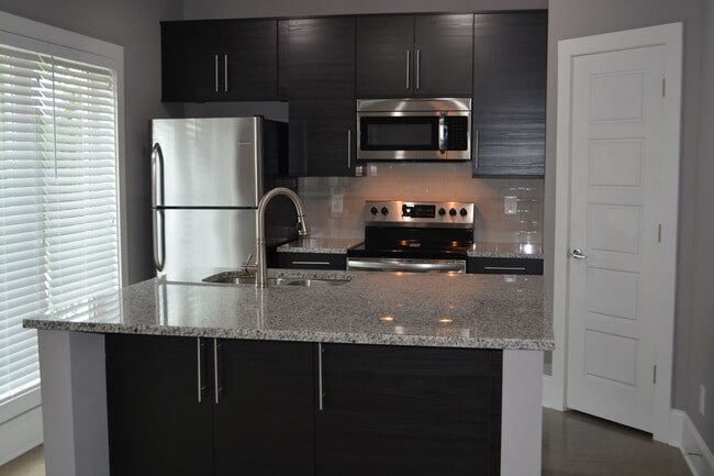 Building Photo - Near UGA campus and downtown - Pre-leasing...