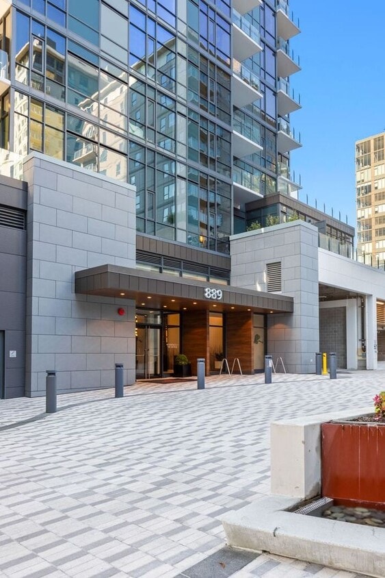 Foto principal - Luxury Executive Condo w/AC in the Heart o...