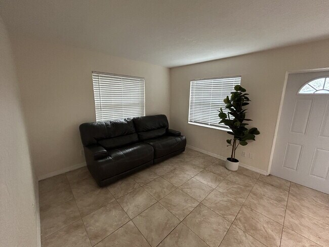 Foto del edificio - "Cozy 1-Bedroom Apartment in St. Petersburg – 550 Sq Ft of Comfort & Convenience!"