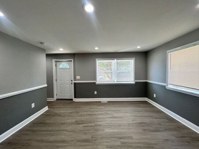 Building Photo - 2 Bedrooms 2 Bathrooms