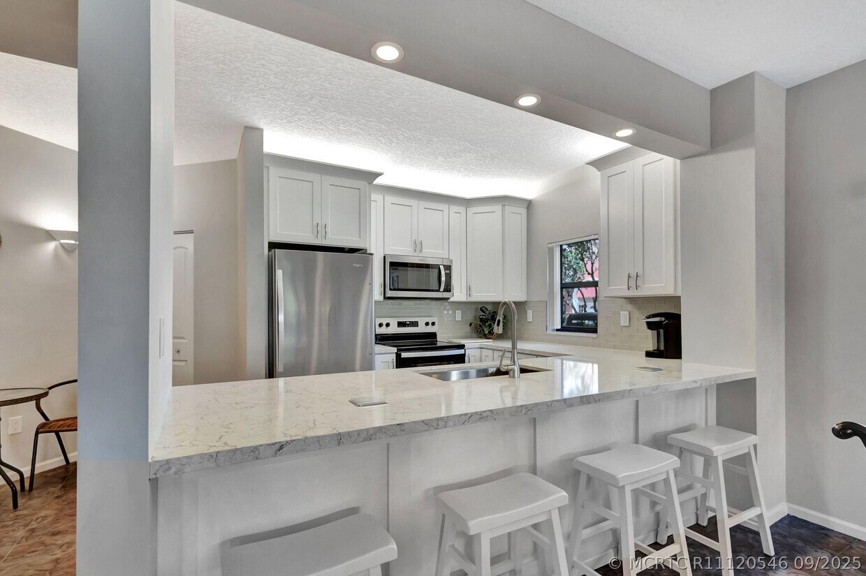 Building Photo - 300 Uno Lago Dr