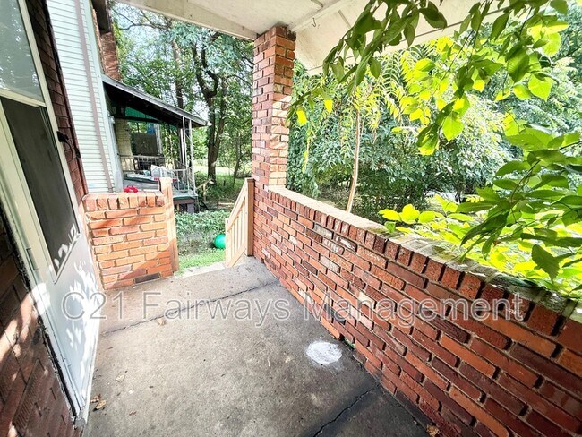 Photo - 927 Vankirk St House