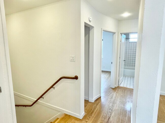 Foto del edificio - 3BD/2BA+Office Classic Portola Valley Home...