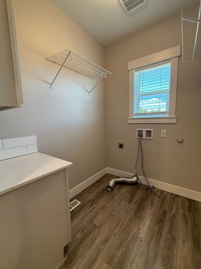 Building Photo - Stunning 3 bedroom townhome.