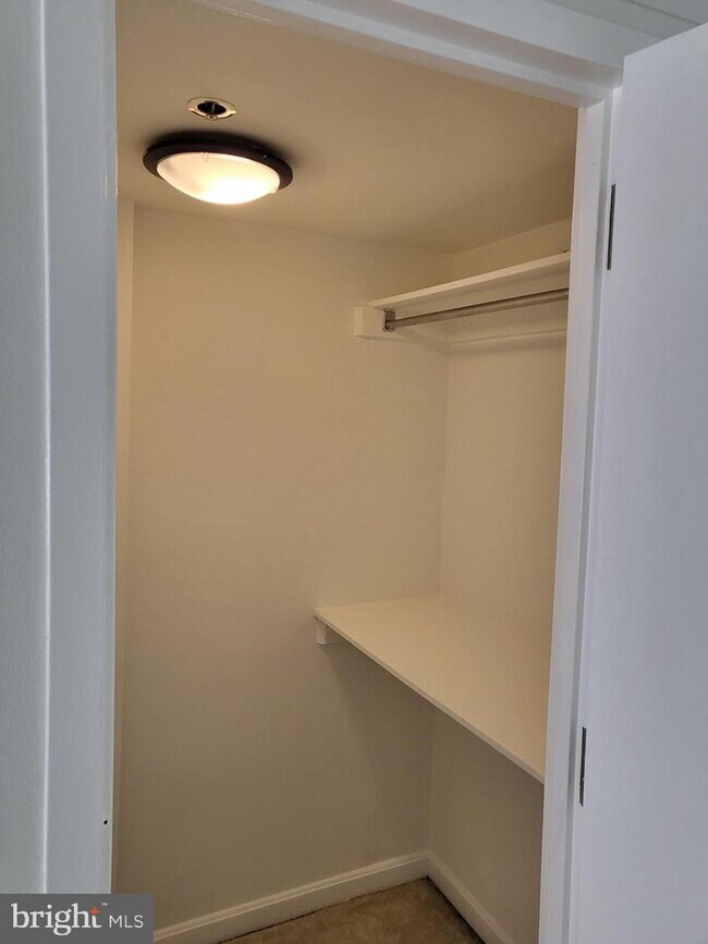 Foto del edificio - 1200 Crystal Dr
