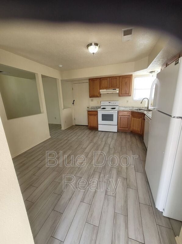Building Photo - 1604 Twinberry Dr NE
