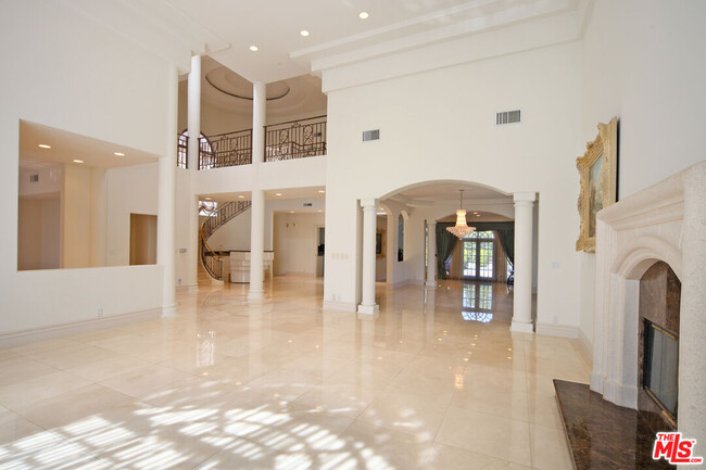 Building Photo - 218 S Medio Dr