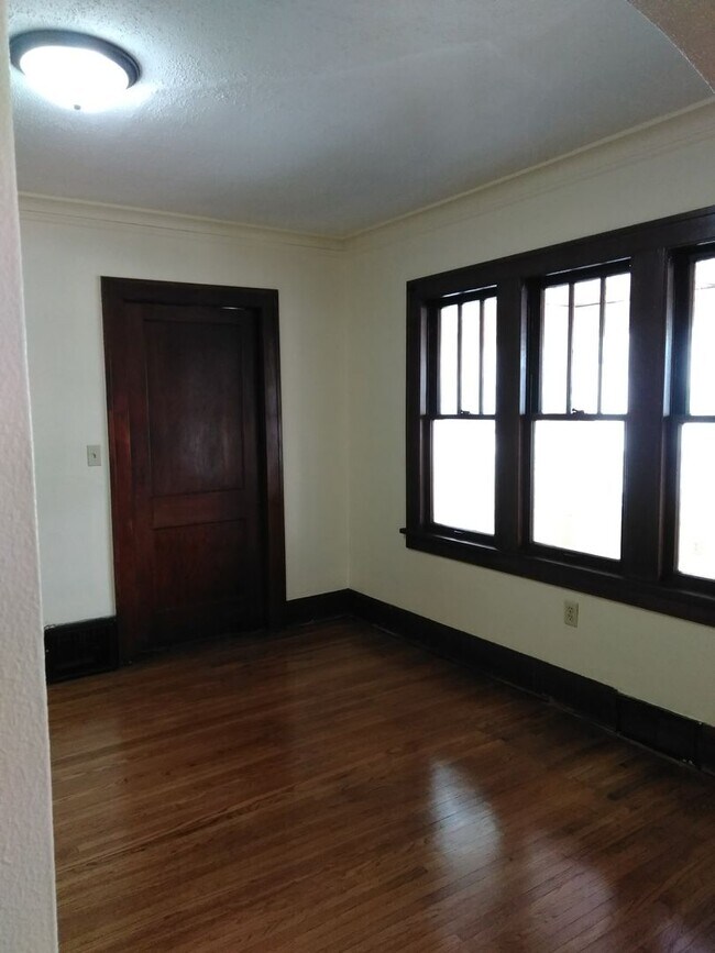Building Photo - 619 Brown Ave