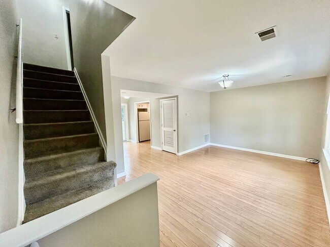Building Photo - 2 Bed 1.5 Bath in Lexington!