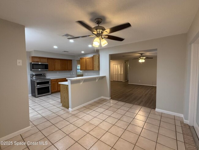 Building Photo - 1170 Molaki Dr
