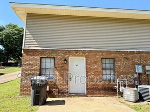 Building Photo - 2011 Stonemill Dr