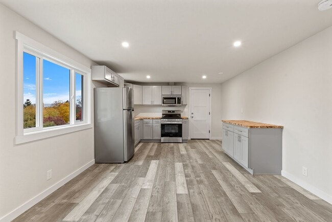 Building Photo - 460 N James Ave