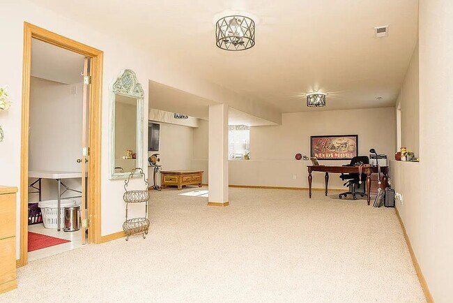 Building Photo - 2137 Valley View Dr