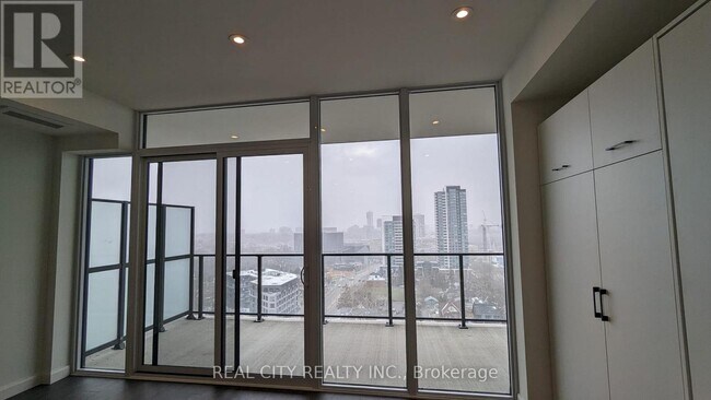 Photo du bâtiment - 741 King St W