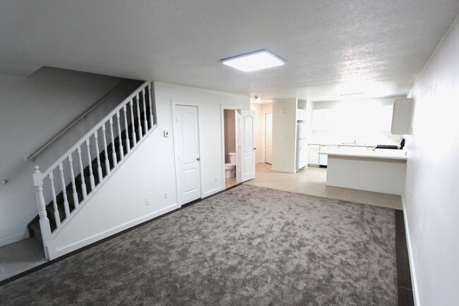Building Photo - 6 Fairway Ln