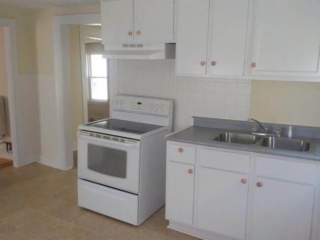 Building Photo - Modern Comfort: 3-Bed, 2-Bath Residence wi...