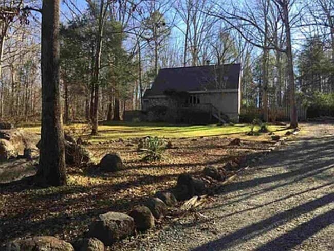 Building Photo - 2016 Snow Valley Rd