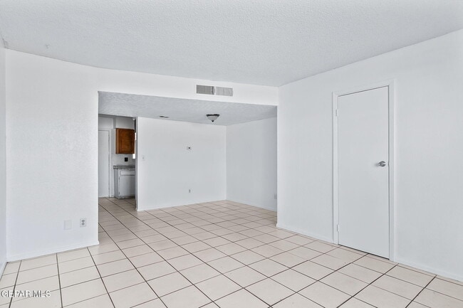 Building Photo - 3021 E Glen Dr