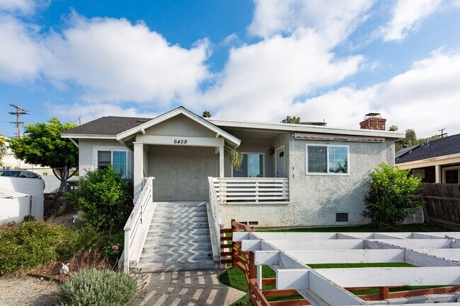 Building Photo - Remodeled Craftsman with Large Yard!