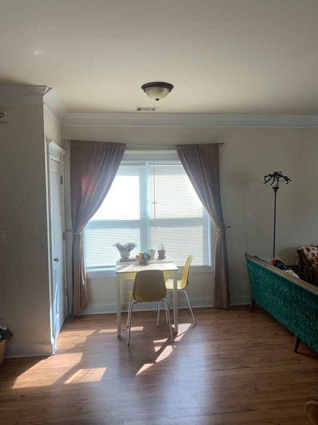 Building Photo - Cute 4 Bedroom Near Downtown for Pre-Lease