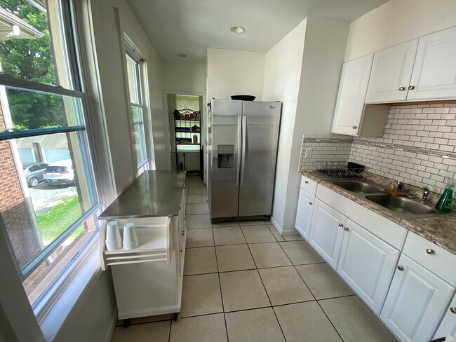 Building Photo - 2355 Tilbury Ave